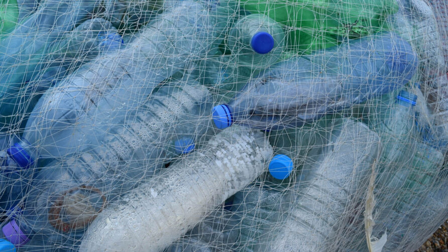 Jamajczycy mogą teraz zarabiać, zbierając i sprzedając swoje plastikowe butelki nadające się do recyklingu.